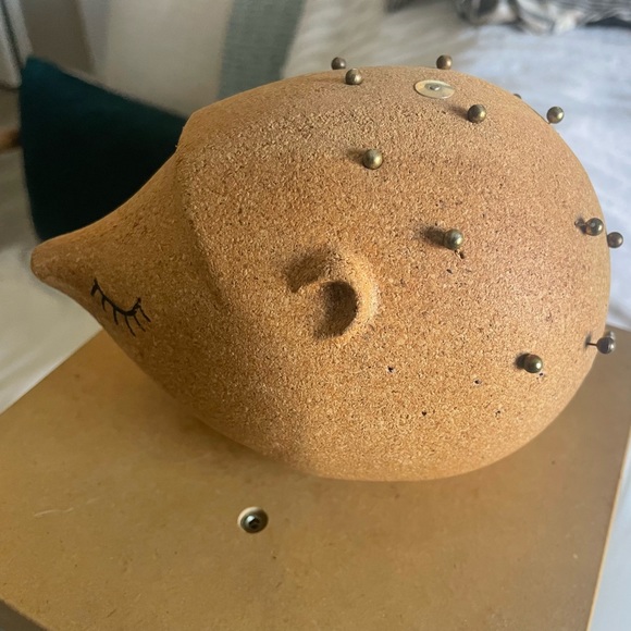 KATE SPADE HEDGEHOG CORKBOARD WITH GOLD PUSH PINS - Picture 4 of 7